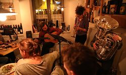 Das Festival sprengt auch den klassischen Zuschauerraum: Am ersten Konzertabend ziehen die Musiker mit dem Publikum durch die Hauptstadt.