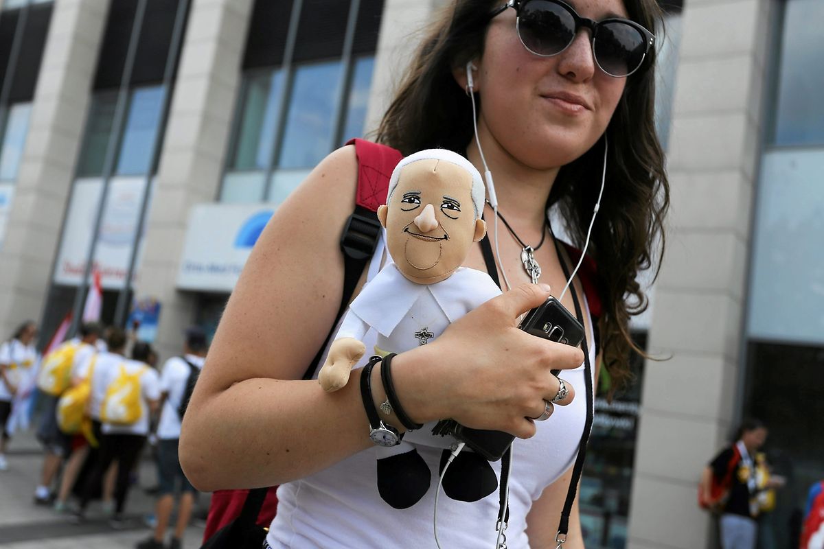Auch Franziskus-Puppen gibt es beim Weltjugendtag. 