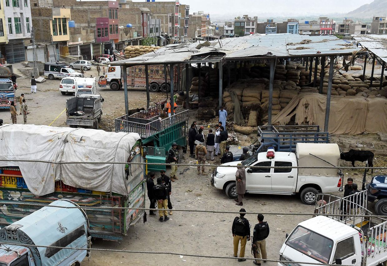 Nach einer Bombenexlosion auf einem Markt in Quetta zeigt sich ein Bild der Verwüstung. 
