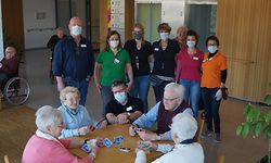 Beim Kartenspielen im Seniorenheim „CIPA Op der Waassertrap“ in Beles: Das Animationsteam rund um Direktor Alain Willet (1. v. l.) hat stets ein wachsames Auge auf die Bewohner.