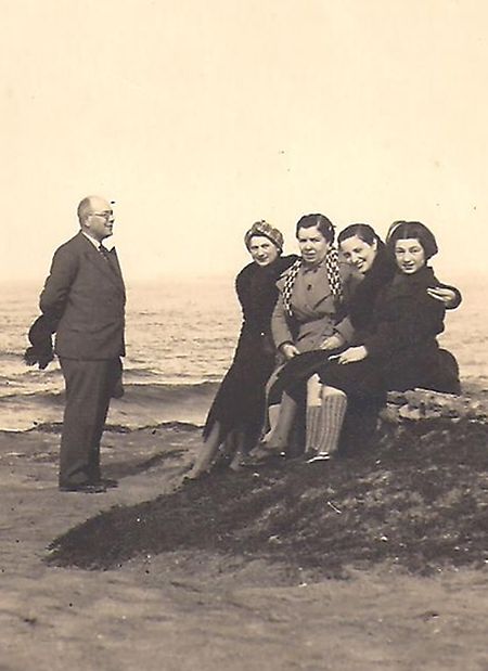 Numa excursão à Foz do Arelho, em Dezembro de 1940 ou 1941. Os pais de Renée, Henri e Elizabeth Ermann, estão à esquerda, e Renée à direita. Ao centro, a portuguesa, proprietária de uma loja de tecidos nas Caldas da Rainha, cujo primeiro andar estava alugado à família luxemburguesa