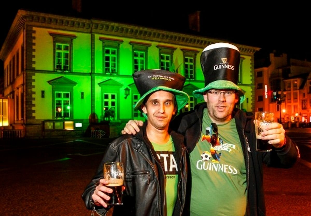17.3. Gemeindehaus Luxemburg gruen fuer St Patricks Day / irischer Nationalfeiertag Foto: Guy Jallay