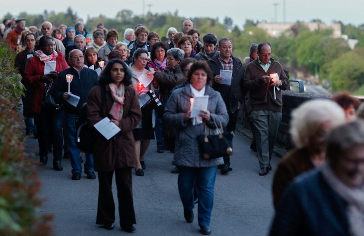 Lichterprozession von St-Michel Kirche zur Kathedrale.  