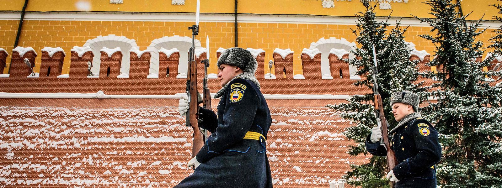 Russian honour guards march during the changing of the guards ceremony at the Tomb of the Unknown Soldier by the Kremlin wall in Moscow on March 15, 2018.
Russia will vote for President on March 18. / AFP PHOTO / Mladen ANTONOV