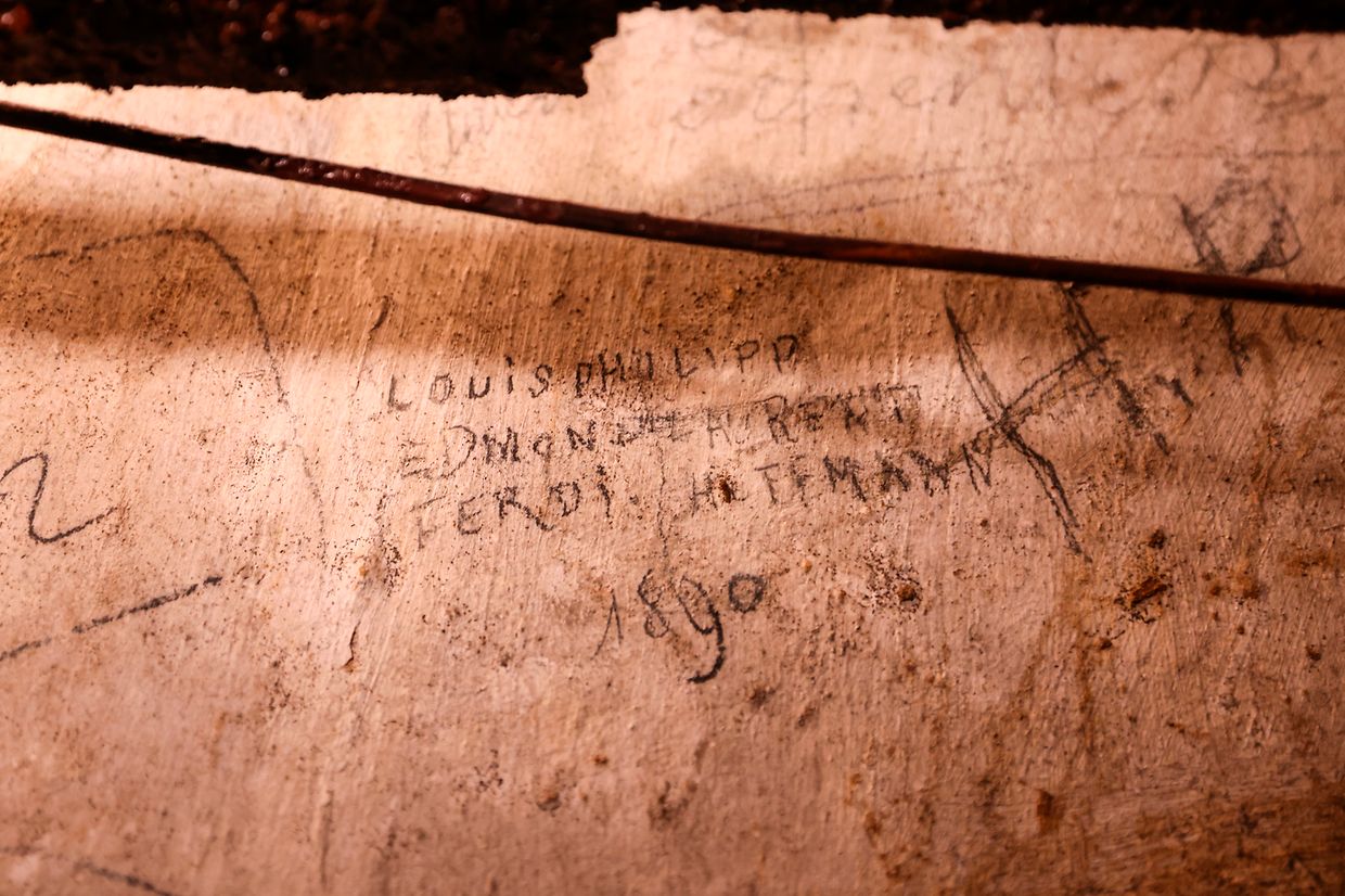 Inschriften aus dem Jahr 1890 befinden sich an den Wänden der Kasematten von Berlaimont.