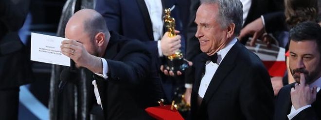 89th Academy Awards - Oscars Awards Show - Hollywood, California, U.S. - 26/02/17 - Jordan Horowitz of "La La Land" (L) holds the card announcing "Moonlight" as the winner of the Best Picture Oscar as presenter Warren Beatty (C) and show host Jimmy Kimmel stand behind. REUTERS/Lucy Nicholson