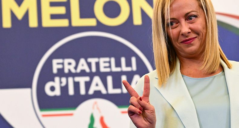 TOPSHOT - Leader of Italian far-right party "Fratelli d'Italia" (Brothers of Italy), Giorgia Meloni flashes a victory sign as she acknowledges the audience after she delivered an address at her party's campaign headquarters overnight on September 26, 2022 in Rome, after the country voted in a legislative election. - Far-right leader Giorgia Meloni won big in Italian elections on September 25, the first projections suggested, putting her eurosceptic populists on course to take power at the heart of Europe. (Photo by Andreas SOLARO / AFP)