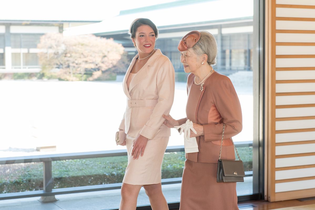 Die Kaiserin von Japan mit Prinzessin Alexandra beim Empfang in Tokio.