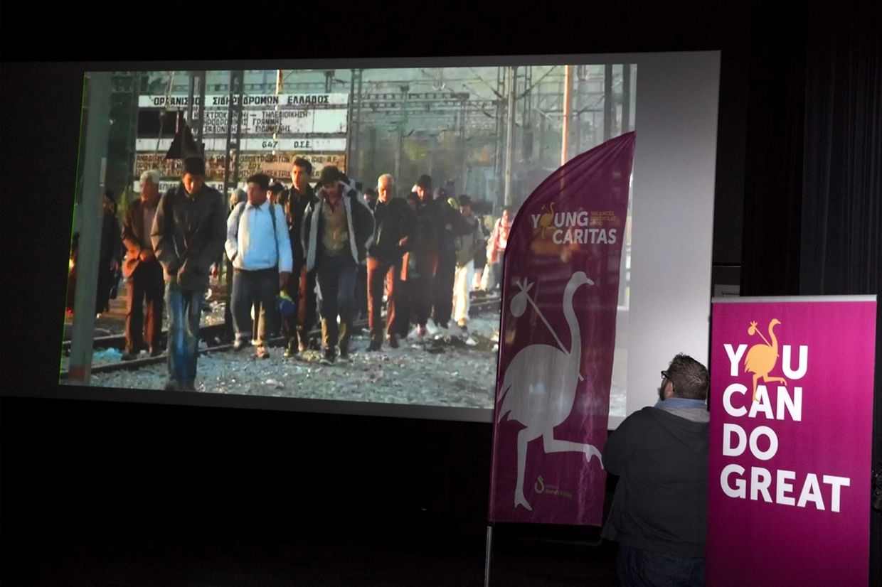 Kurze Filmschnitte setzen die Schicksale der Flüchtenden in Szene.