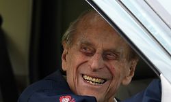 ARCHIV - 13.05.2018, Großbritannien, Windsor: Lachend kommt Prinz Philip, Herzog von Edinburgh, zur Royal Windsor Horse Show bei Schloss Windsor. (zu dpa Prinz Philip übersteht Autounfall ohne Verletzungen vom 17.01.2019) Foto: Steve Parsons/PA Wire/dpa +++ dpa-Bildfunk +++