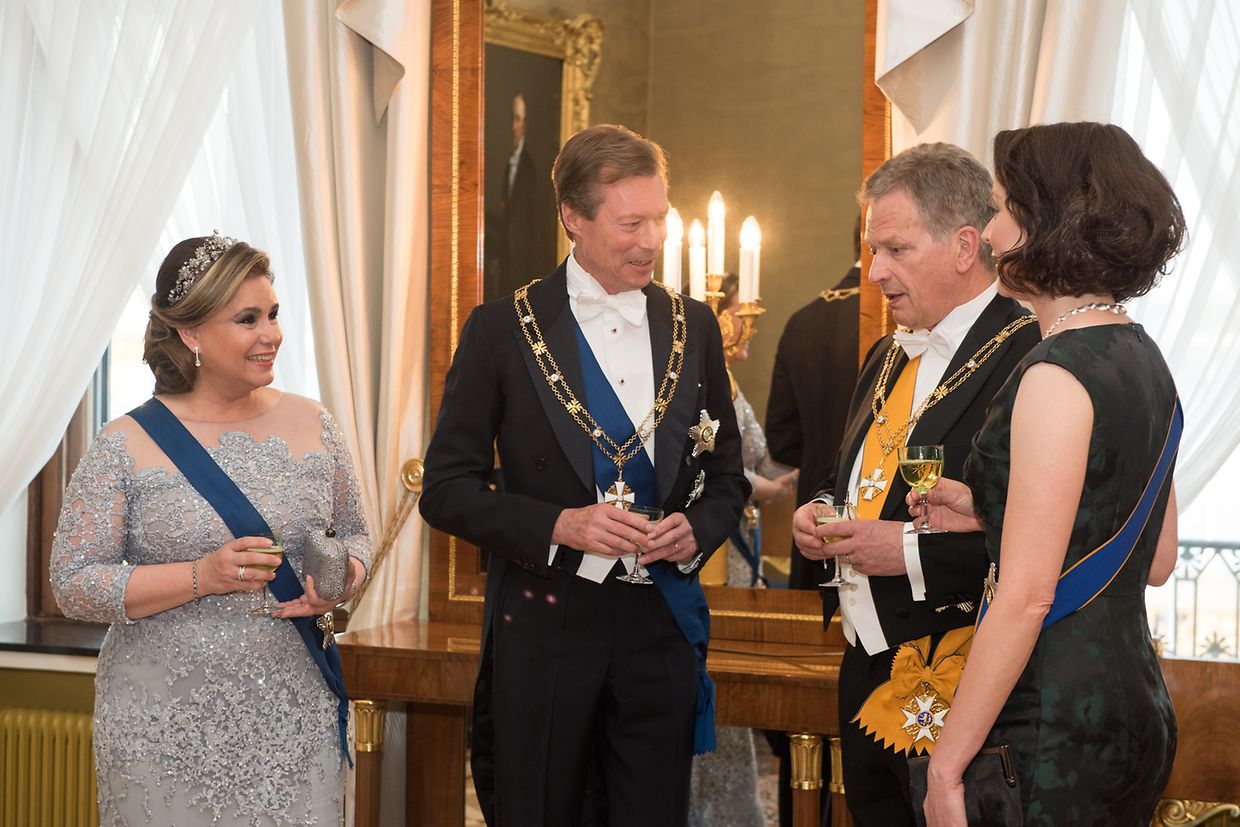 Den Abschluss des ersten Tages bildete ein Galadinner. Das großherzogliche Paar unterhielt sich vor dem Essen mit dem finnischen Präsidenten und seiner Gattin.