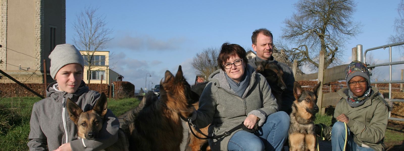Eine glückliche Familie: Der zwolfjährige Anakin, die Eltern Dolfie und Claude Jacoby-Fischbach, der neunjährige Mace und die vierbeinigen Familienmitglieder.