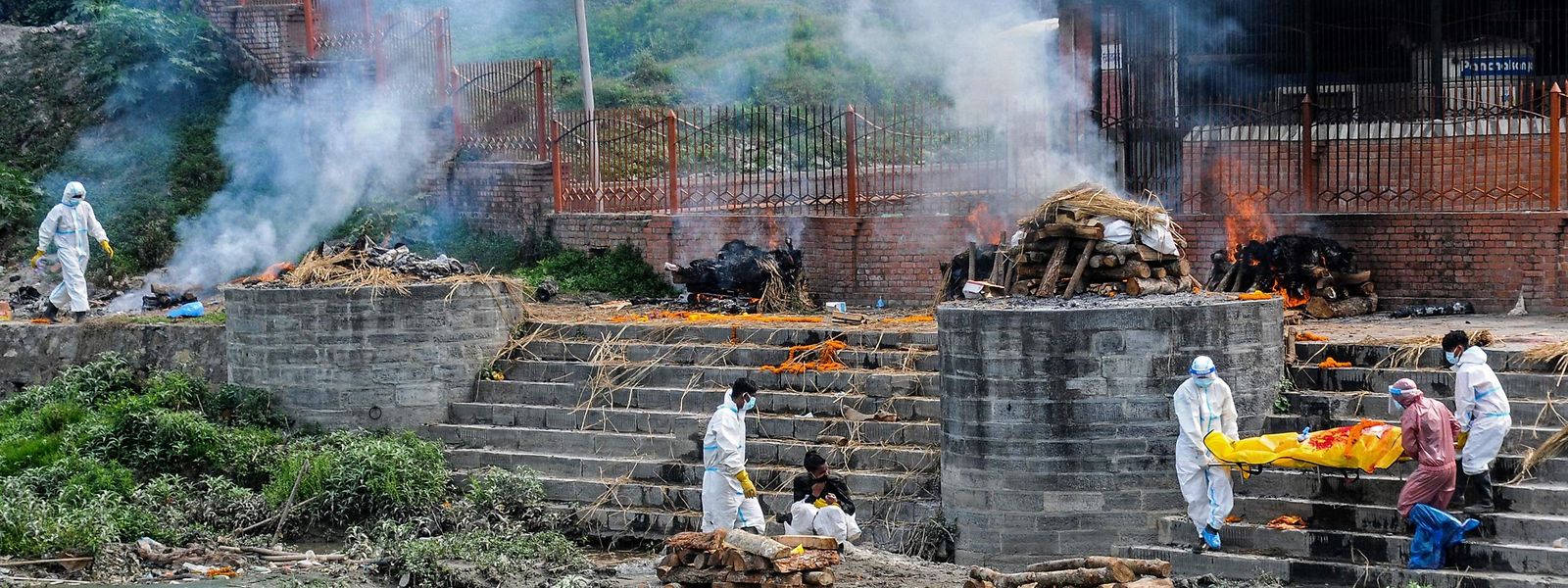 Am Ufer des Flusses Bagmati in Kathmandu werden zunehmend auch Corona-Opfer kremiert.