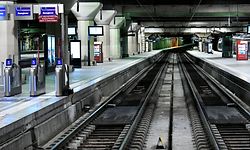 TOPSHOT - This photograph taken on January 19, 2023 shows empty platforms at the Montparnasse station in Paris. - France is bracing for a day of transport chaos on January 19, 2023 as workers go on strike over French President's plan to raise the legal retirement age from 62 to 64. (Photo by STEPHANE DE SAKUTIN / AFP)