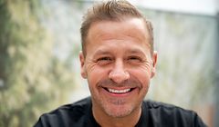 ARCHIV - 16.04.2021, Nordrhein-Westfalen, Frechen: Schauspieler und Reality-Star Willi Herren schaut bei der Eröffnung von "Willi Herren's Rievkooche Bud" in die Kamera. Der Schauspieler und Schlagersänger Willi Herren (45, «Lindenstraße») ist tot. Foto: Henning Kaiser/dpa +++ dpa-Bildfunk +++