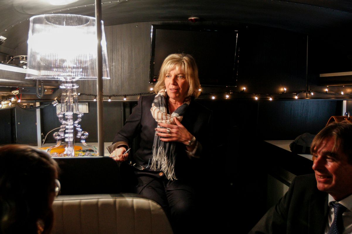 Nuit de la littérature: lecture avec Francoise Hetto-Gaasch dans le Cool Bus