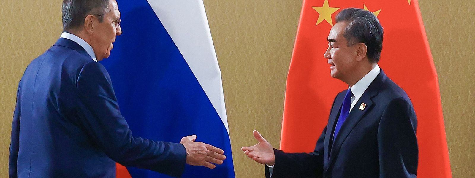 Russlands Außenminister Sergej Lawrow (links), den die westlichen Amtskollegen weitgehend ignorierten, wurde vom chinesischen Konterpart Wang Yi freundlich begrüßt.