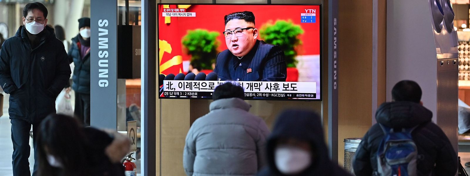 Dieses Bild stammt aus Seoul: Südkoreaner schauen Fernsehnachrichten an einem Bahnhof. 