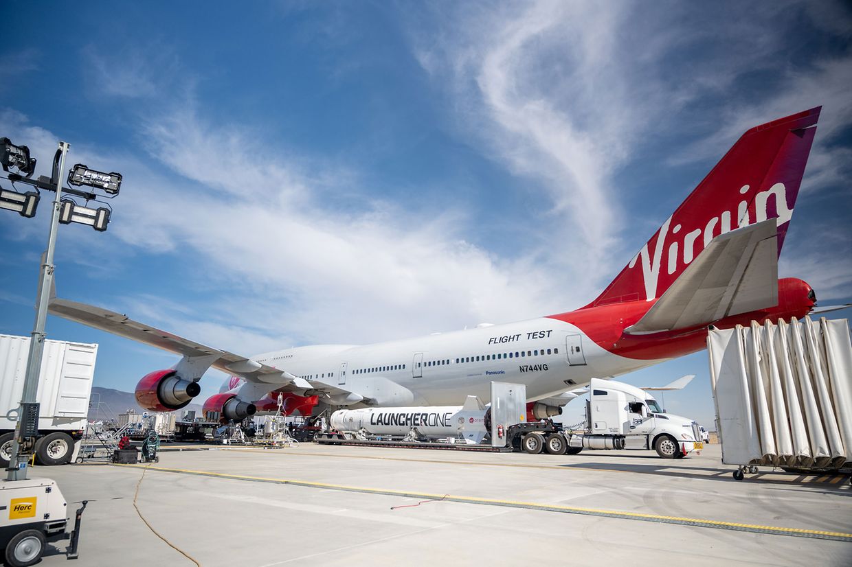 El Boeing 747-400 modificado con el cohete adjunto que se suelta en pleno vuelo y pone en órbita el satélite, a través del sistema LauncherOne.