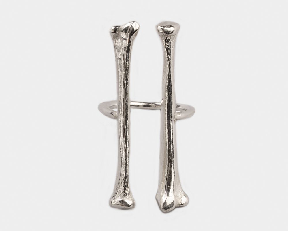 Dieser Ring des belgischen Schmuckateliers Espèces hat die Form von Wolfsknochen. Die Kollektion umfasst eine ganze Serie aus Tierskeletten.