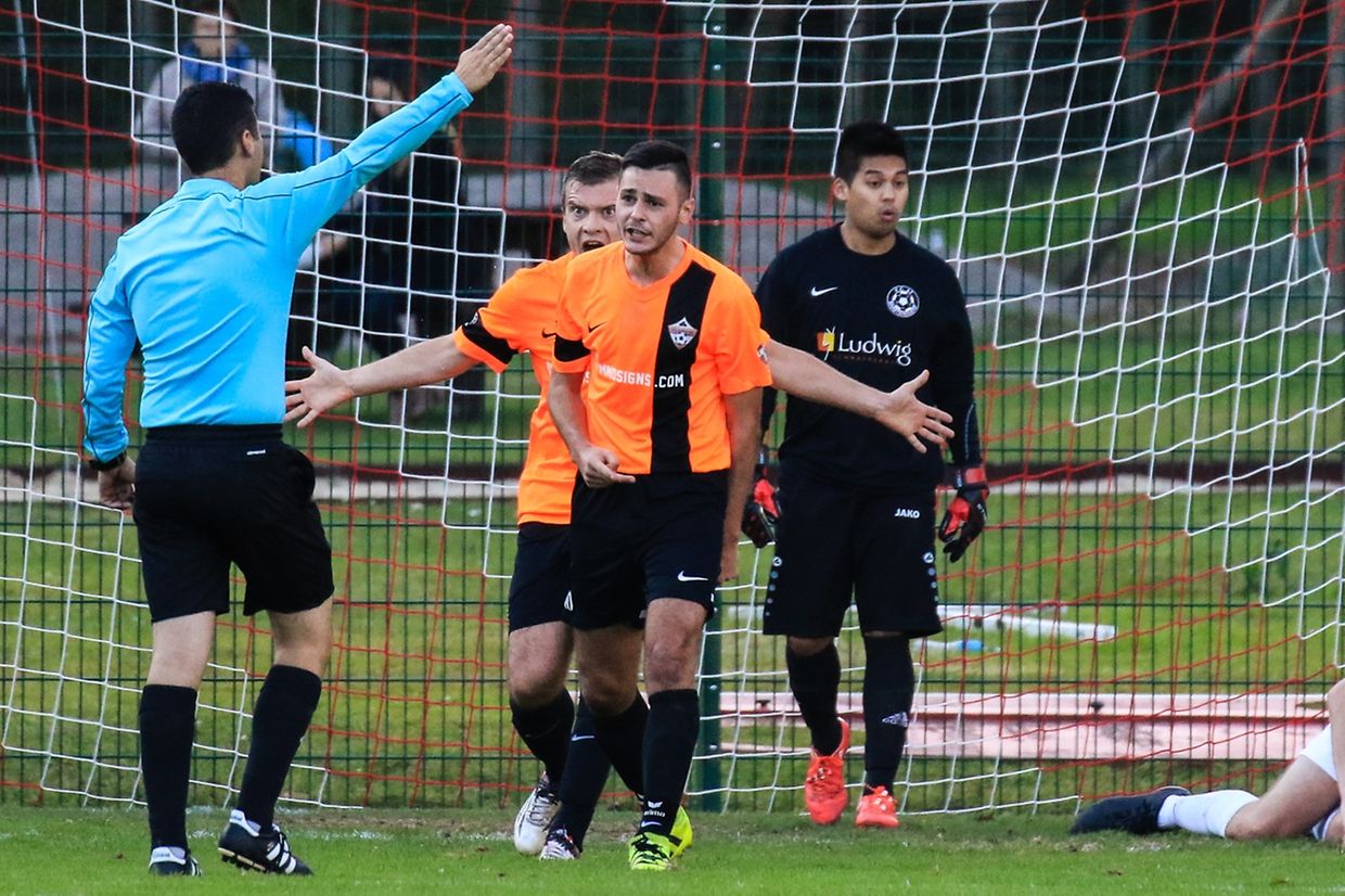 Christian Fereira et Grzegorz Pietrasik ne sont pas d'accord avec l'arbitre.
 