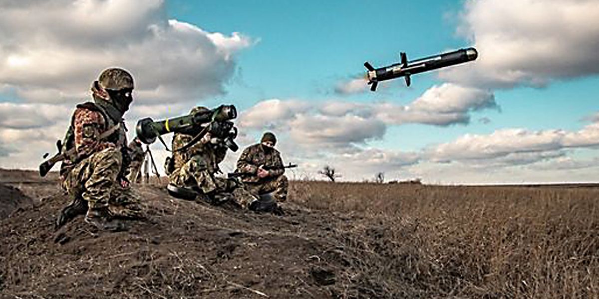 Ukrainische Soldaten üben den Abschuss aus einem tragbaren Panzerabwehrraketensystem «Javelin» während einer Militärübung in der Region Donezk.