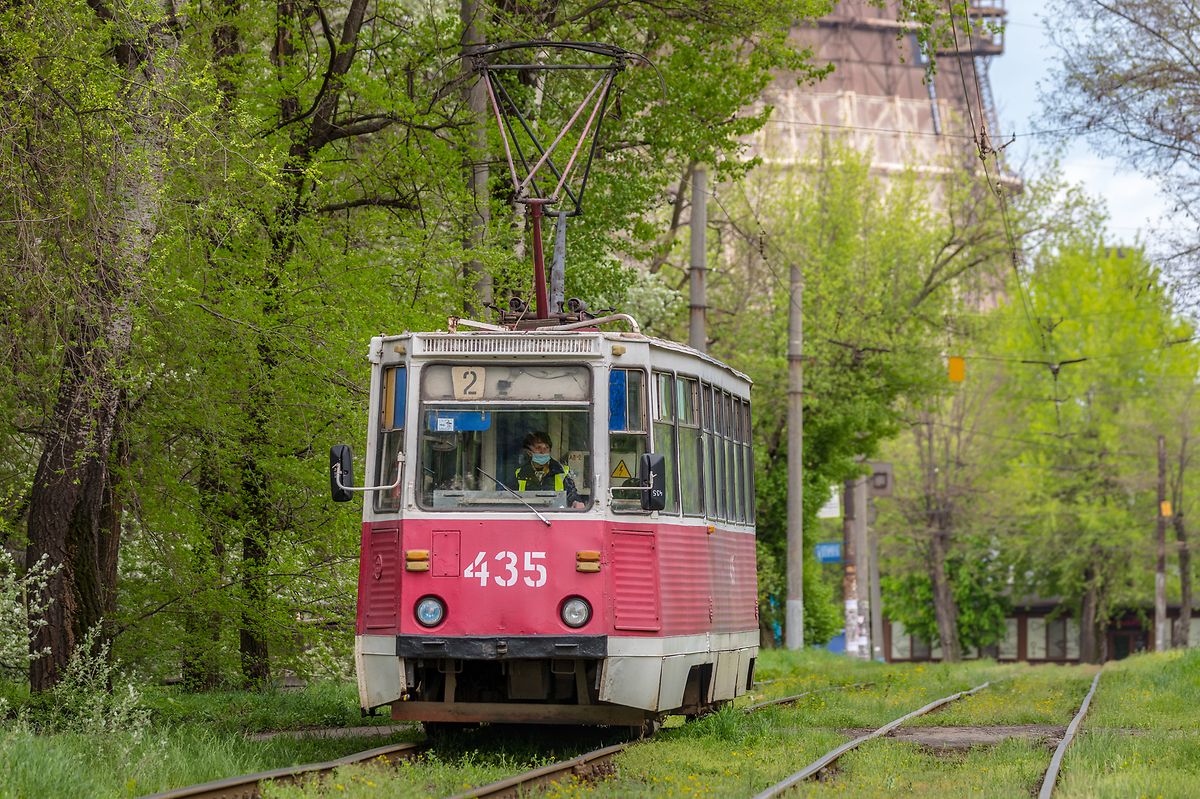 Un vieux tramway circule près de l'usine d'ArcelorMittal à Kryvyi Rih en 2021.