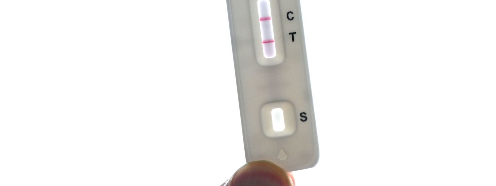 Beim zweiten Strich wird's ernst: Wenn der Covid-Schnelltest "C" und "T" anzeigt, muss der PCR-Test zur Bestätigung her. 