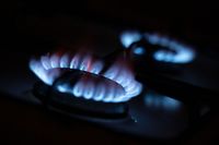 05.10.2021, Baden-Württemberg, Stuttgart: Zwei Gasflammen brennen auf einem Küchenherd. Gas und Strom sind in Europa so teuer wie lange nicht. Foto: Marijan Murat/dpa +++ dpa-Bildfunk +++