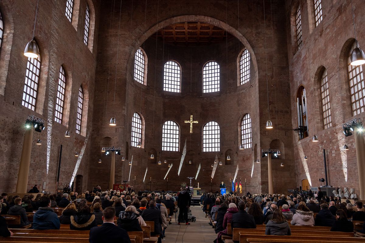 Zahlreiche Gäste gedachten an die Opfer des Nationalsozialismus in der Konstantin Basilika. 