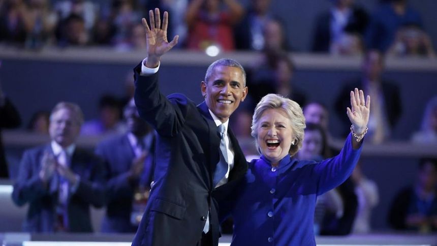 Barack Obama et Hillary Clinton sur scène après le discours du président à la convention du parti démocrate, à Philadelphie, le 27 juillet 2016.