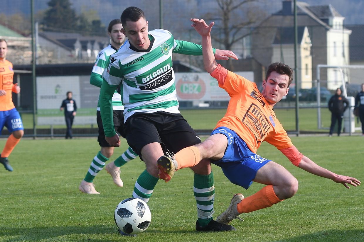 Jordan Sakhri (Steinfort) taclé par Vic Moruzzi.