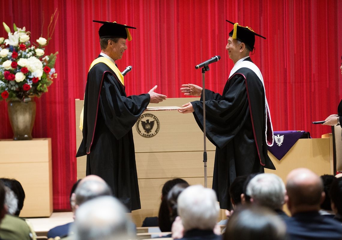 Grossherzog Henri wurde während seines Besuchs an der Universität Sophia vom Rektor Yoshiaki Terumichi die Ehrendoktorwürde verliehen.