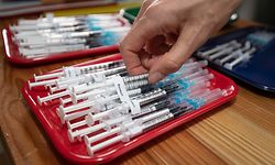 08.07.2021, Niedersachsen, Bad Essen: Aufgezogene Spritzen mit dem Wirkstoff von Biontech liegen auf einem Tablett. Bürger können sich spontan gegen das Coronavirus impfen lassen. Die Impfaktion findet auf dem Wochenmarkt statt. Der Stand neben der Touristeninfo ist zwischen 14 und 18 Uhr geöffnet. Eine Voranmeldung ist nicht notwendig. Foto: Friso Gentsch/dpa +++ dpa-Bildfunk +++