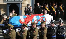 15.01.2005 LUXEMBOURG FUNERAILLES GRANDE-DUCHESSE JOSEPHINE-CHARLOTTE ,palais, sortie, cercueil, SAR Grand-Duc Henri et Sa Majeste le Roi des Belges Albert,, photo: Marc Wilwert