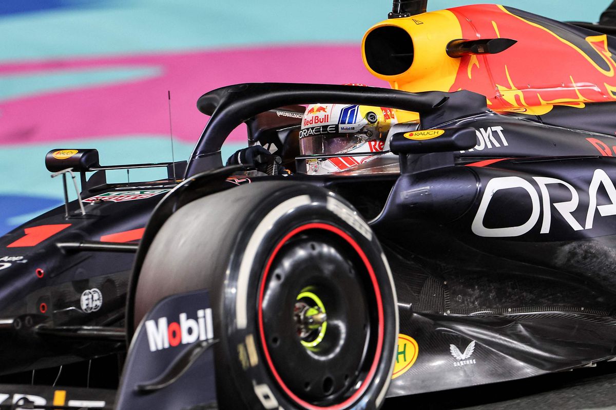 Max Verstappen rollt das Feld von hinten auf.