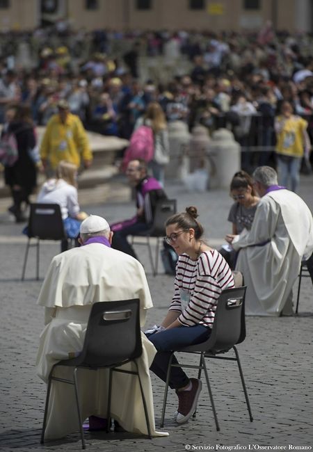 Im Zwiegespräch: Der Papst hört sich die Beichte einer jungen Gläubigen an. 