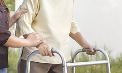 Wer sich aufgrund der Schließung von Einrichtungen um erwachsene Personen mit einer Behinderung oder ältere Menschen kümmern muss, kann fortan einen Sonderurlaub beantragen.