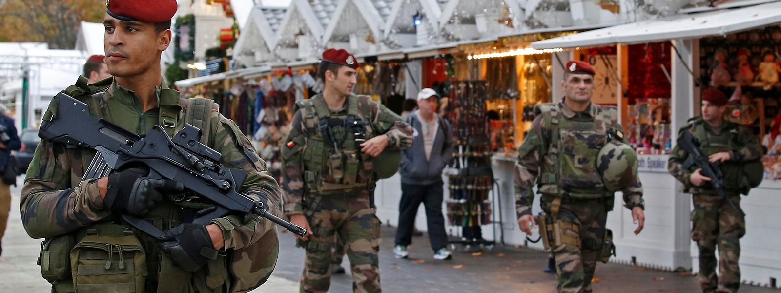Frankreich bleibt für drei Monate im Ausnahmezustand - auch auf dem Weihnachtsmarkt der Champs Elysées patrouillierten am Donnerstag Sicherheitskräfte.