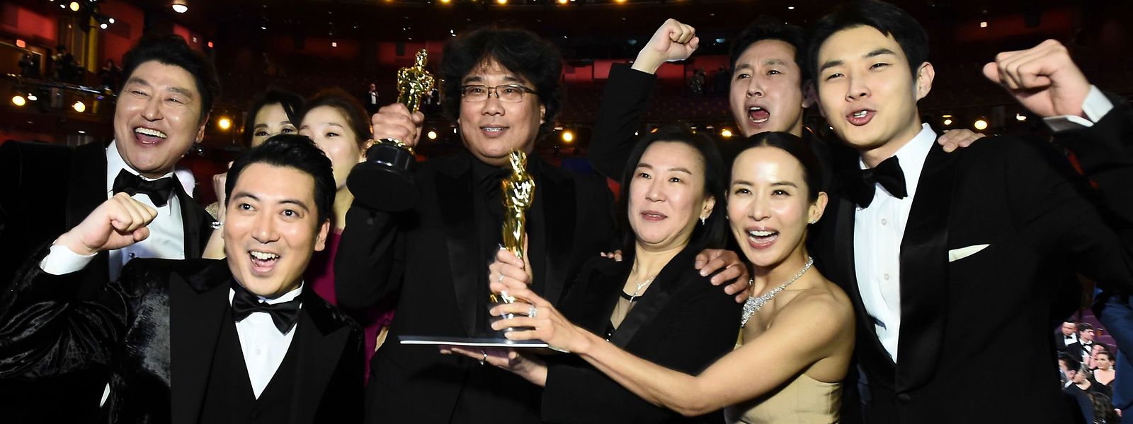 Riesige Freude für koreanische Filmproduktion: Regisseur und Produzent Bong Joon-Ho mit Schauspielern und Filmcrew nach der Oscar-Verleihung.