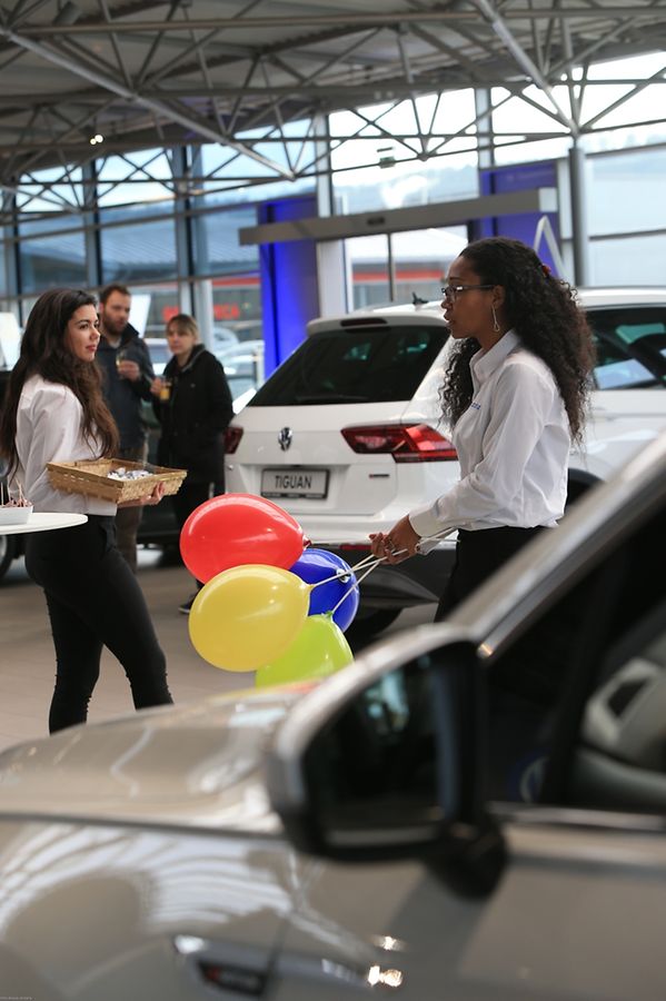 Ballons für die Kids. Die Verantwortlichen der Autohäuser haben auch an die kleinen Autofans gedacht. 