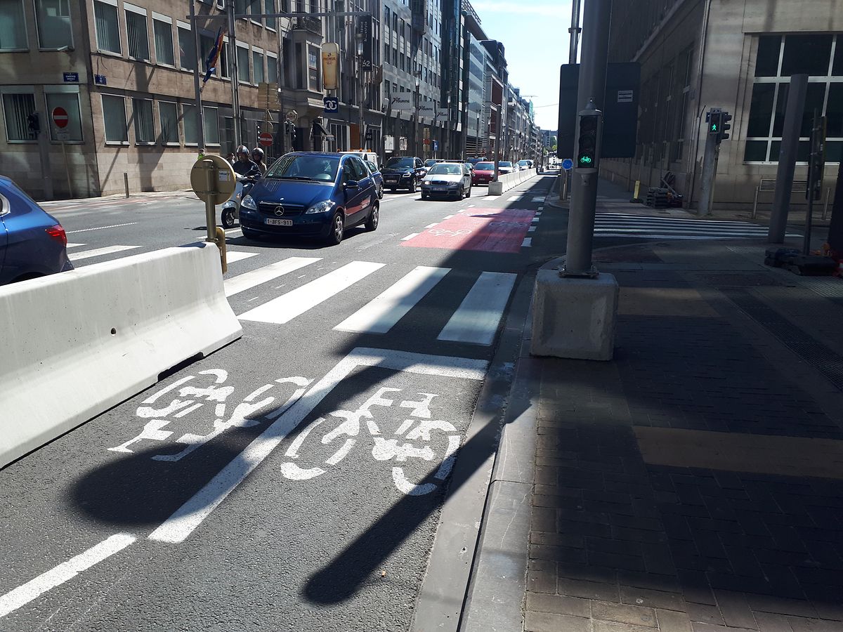 Eine durch Abtrennung von der Fahrbahn geschützte Radspur erhöht die Sicherheit deutlich. In der Rue de la Loi passierte das innerhalb von 24 Stunden. 