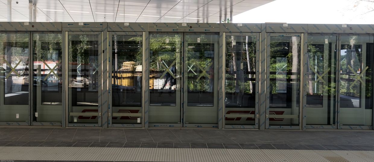 Une cabine à l'arrêt dans la gare, les portes s'ouvrent automatiquement