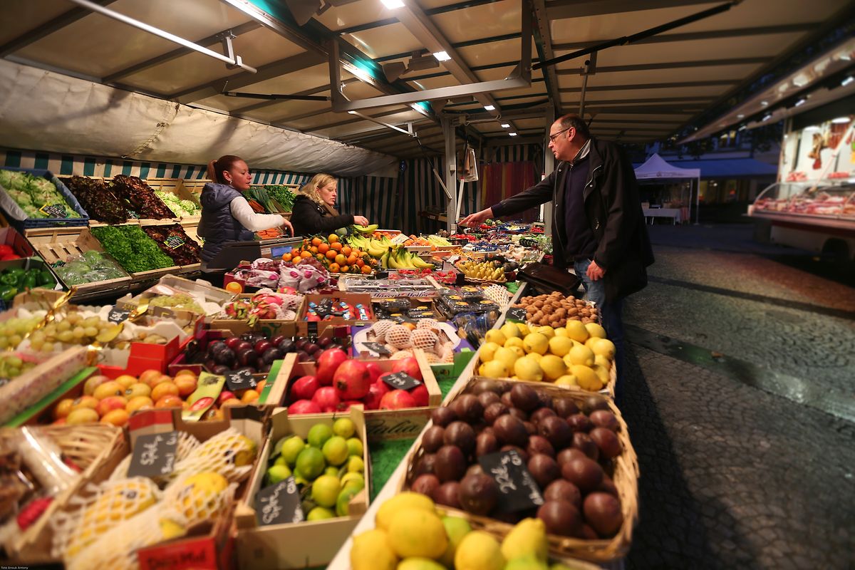 25.10.2017 Luxembourg, ville, Knuedler, place Guillaume, Wochenmarkt sehr früh am Morgen photo Anouk Antony