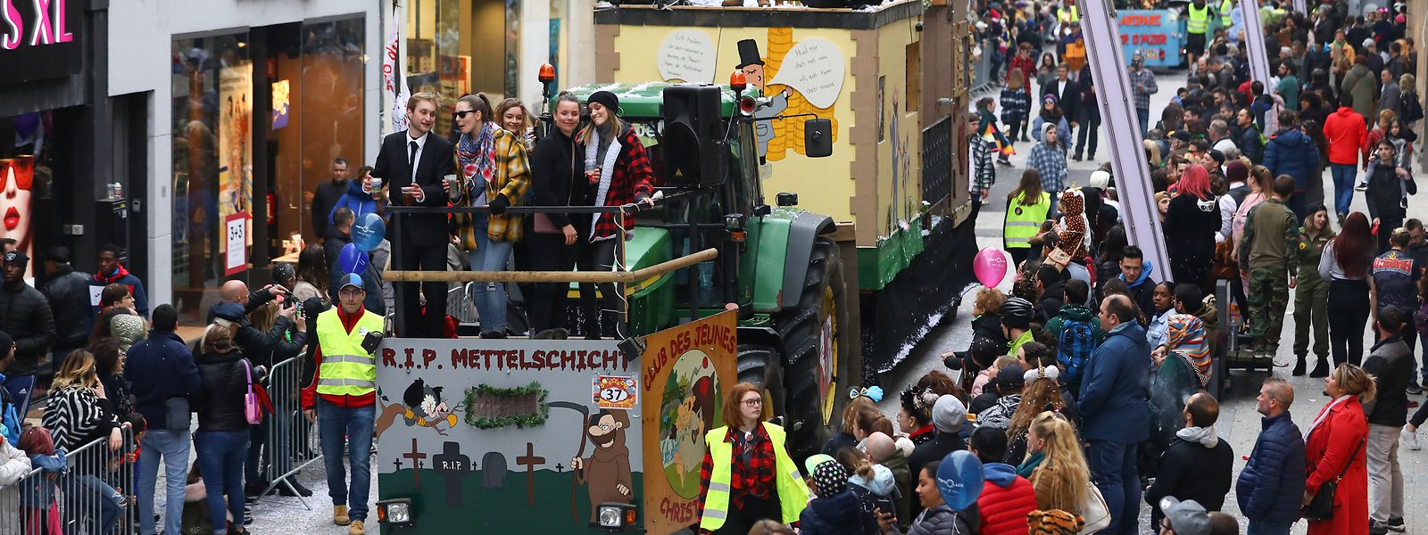 Die Organisation des Karnevalsumzugs ist das größte Event des Syndicat d’Initiative Esch. Es zieht jährlich zwischen 10.000 und 20.000 Besucher nach Esch/Alzette.