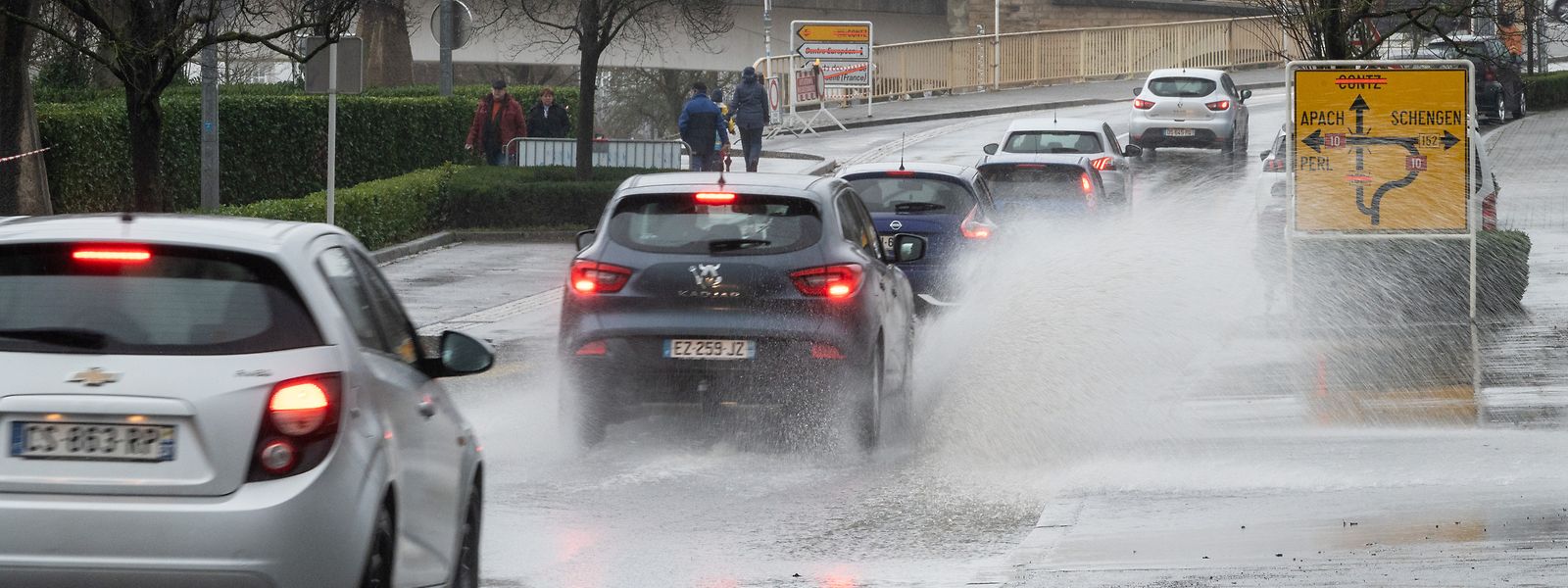 Le danger à conduire un véhicule thermique ou électrique en cas d'inondation est le même, et ne tient pas à la motorisation assure Claude Turmes.