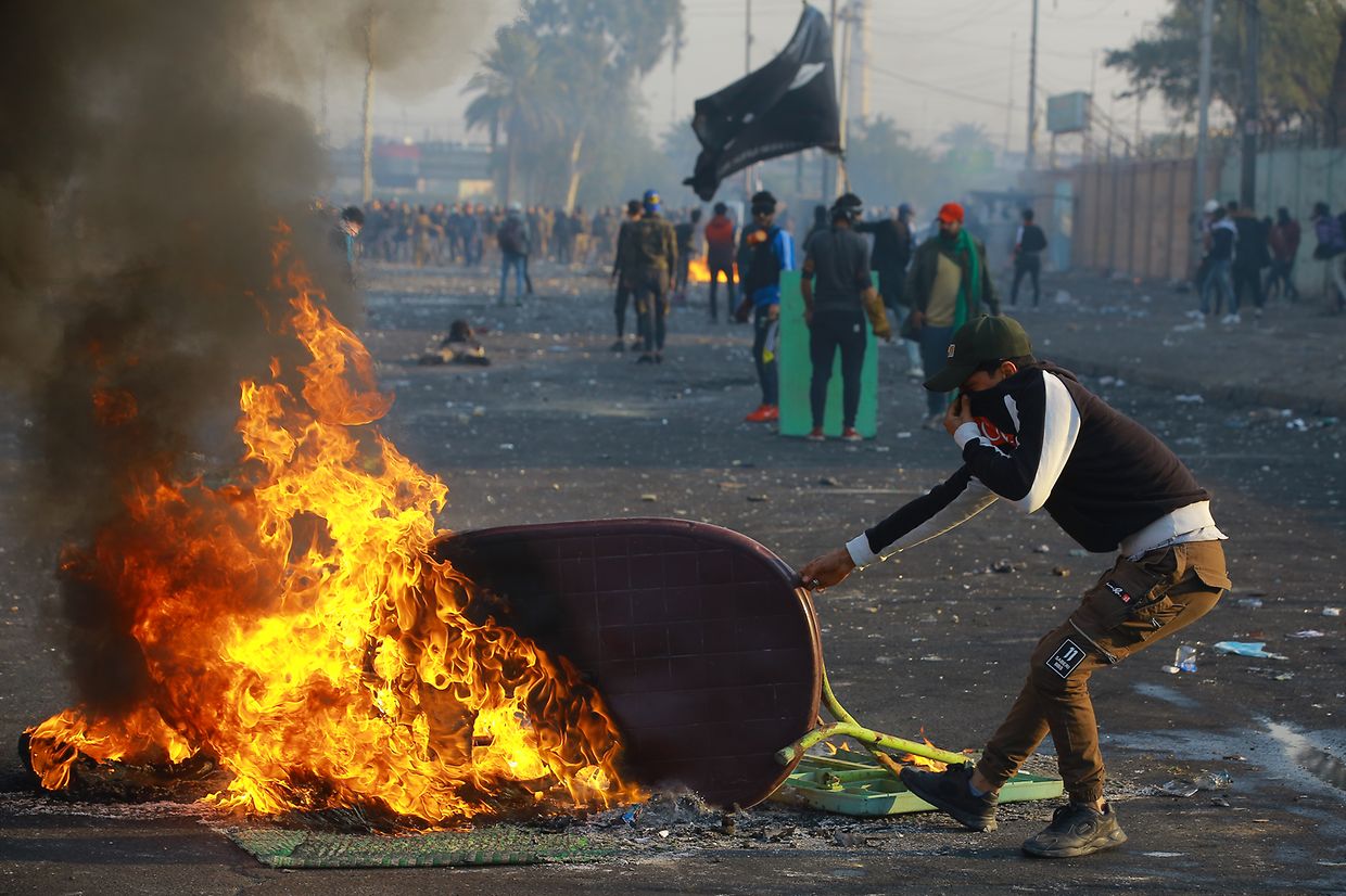 Regierungskritische Demonstranten bei Straßenkämpfen in Baghdad.