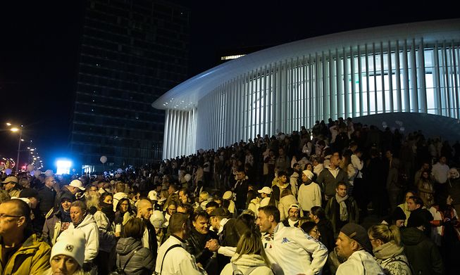 Participants dressed in white outside the Philharmonie in Kirchberg