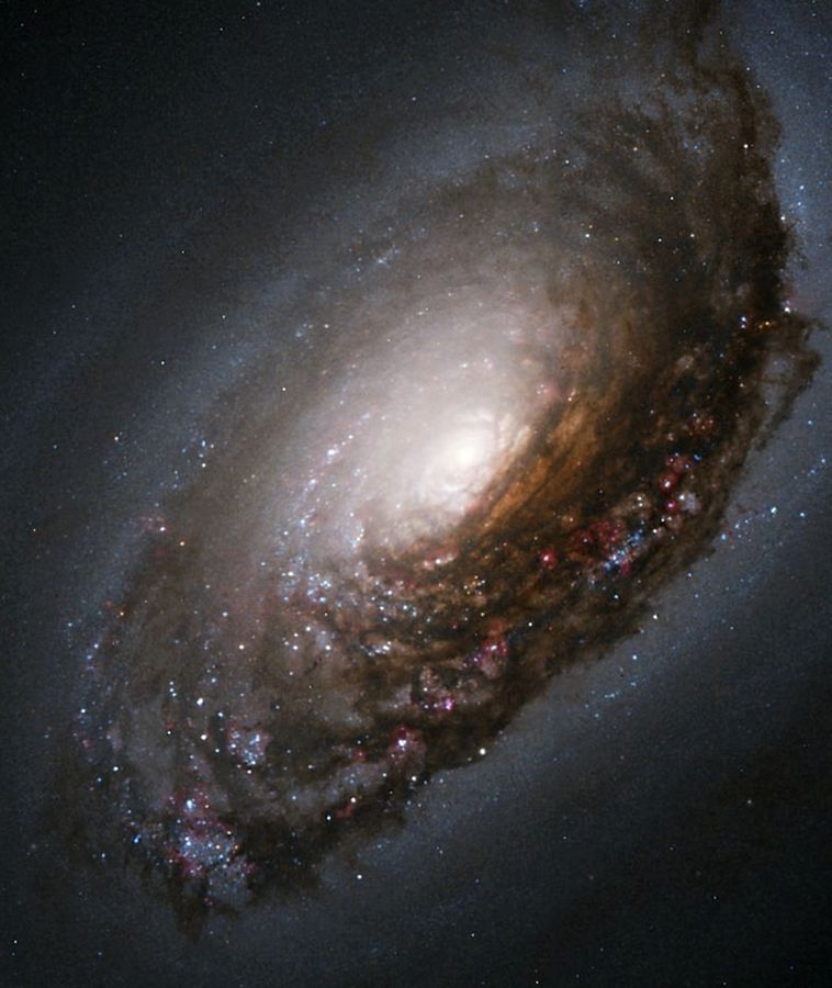 Die Kollision zweier Galaxien hinterließ das System Messier 64 (M64). Ein dunkles Band aus absorbierendem Staub vor dem hellen Kern der Galaxie gab ihr den Namen "Schwarzes Auge" oder "Böser Blick". 
