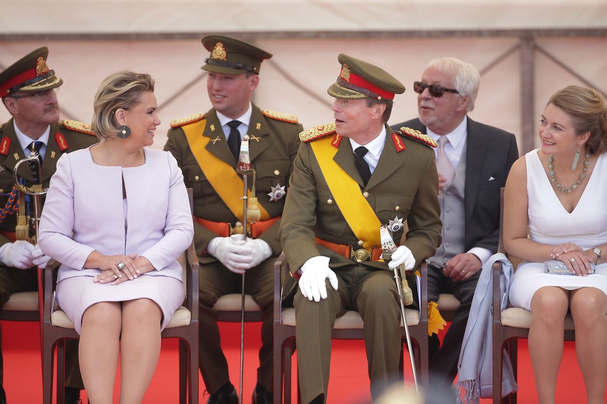 Die großherzogliche Familie - hier im Bild: Großherzogin Maria Teresa, Prinz Sébastien, Großherzog Henri und Erbgroßherzogin Stéphanie - verfolgte das Geschehen von der Tribüne aus.
